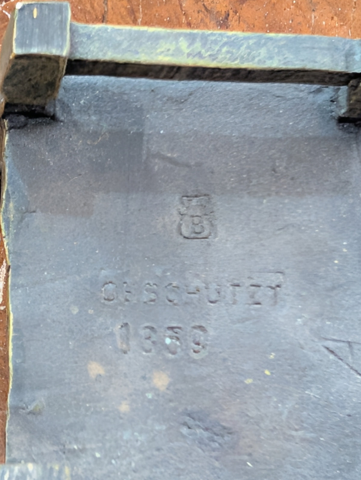 Wiener Top Bronze Lady auf Stuhl Bewacht