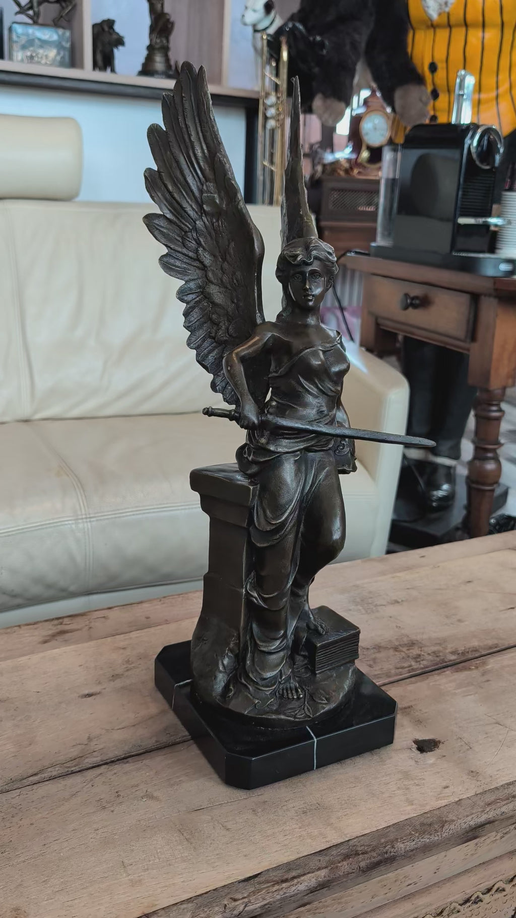 Sculpture en bronze Déesse romaine ailée sur socle en marbre – Signée, 55 cm, 9 kg