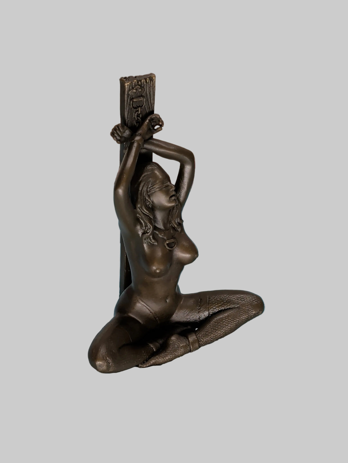 Moderne Bronzefigur Dame am Pfahl – Signiert, 100% Bronze, 14 cm