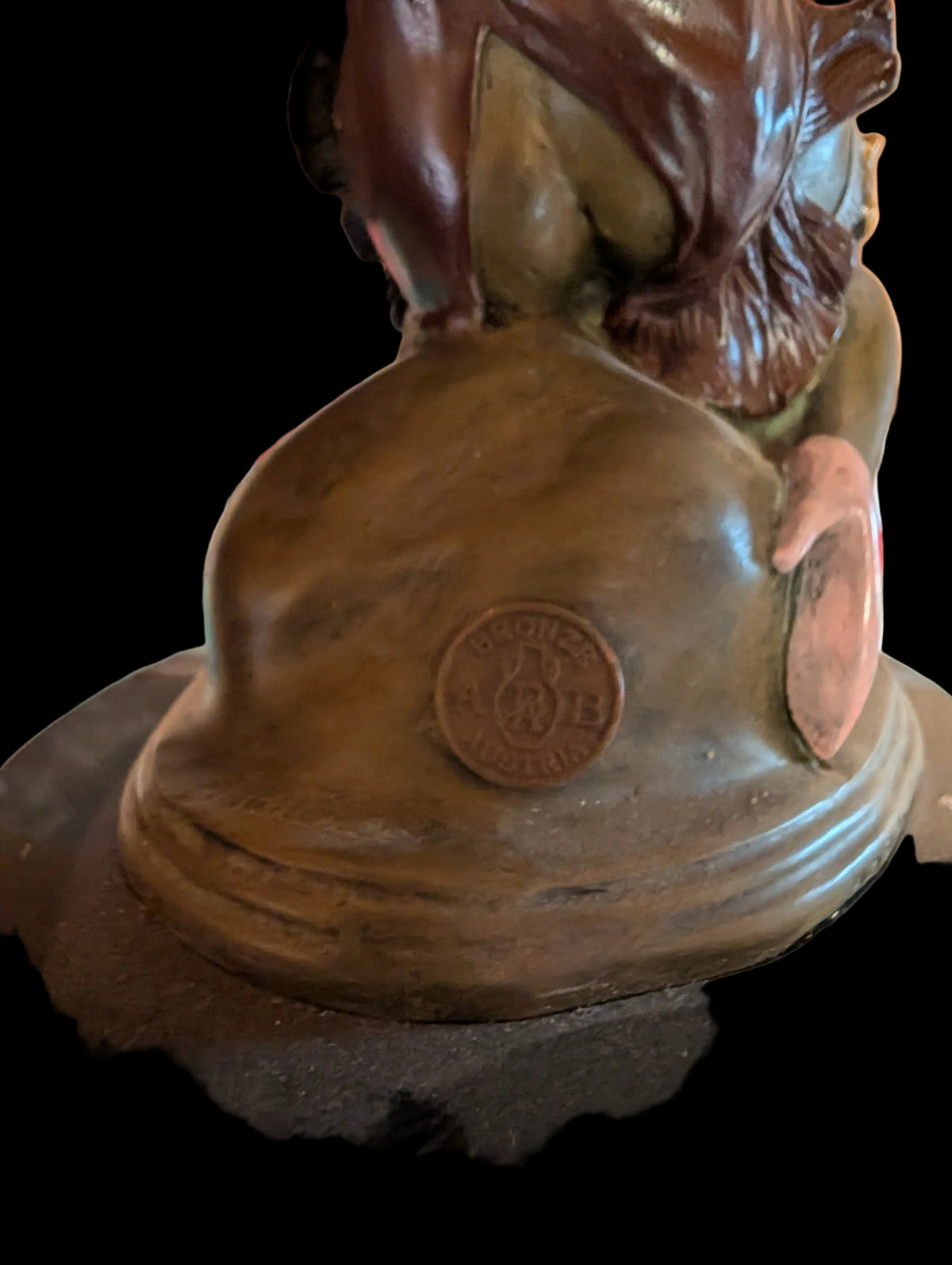 SUPERBE SCULPTURE ÉROTIQUE EN BRONZE D'UNE FEMME ÉTREIGNANT UN PHALLUS
