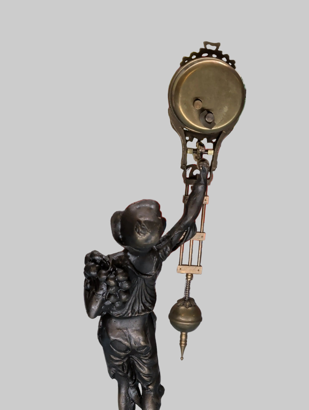 Schwingpendeluhr Jugendstil – Dame mit Traube, Funktionsfähig, 38 cm