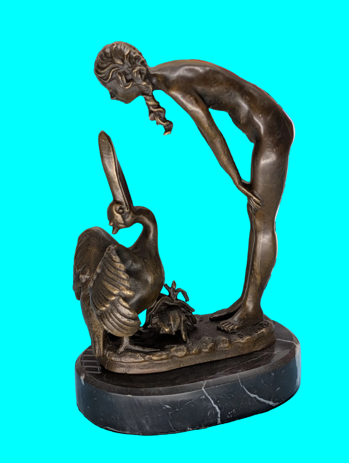 Bronzefigur Lady mit Storch spielend – Elegante Skulptur, Sammlerstück