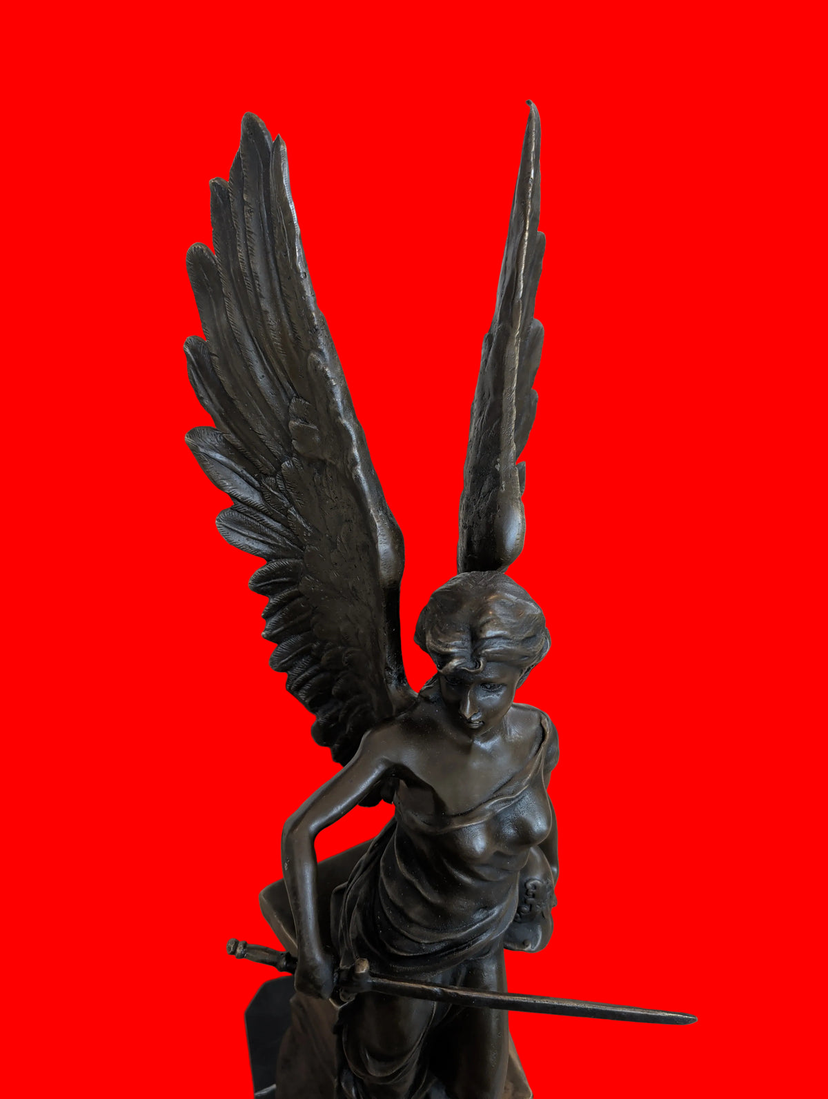 Sculpture en bronze Déesse romaine ailée sur socle en marbre – Signée, 55 cm, 9 kg