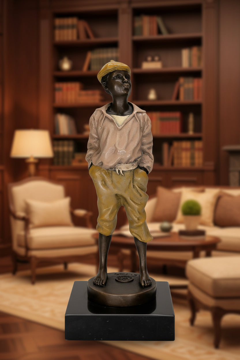 Moderne Bronzefigur Knabe mit Händen in der Tasche – Handbemalt, Signiert, 23 cm