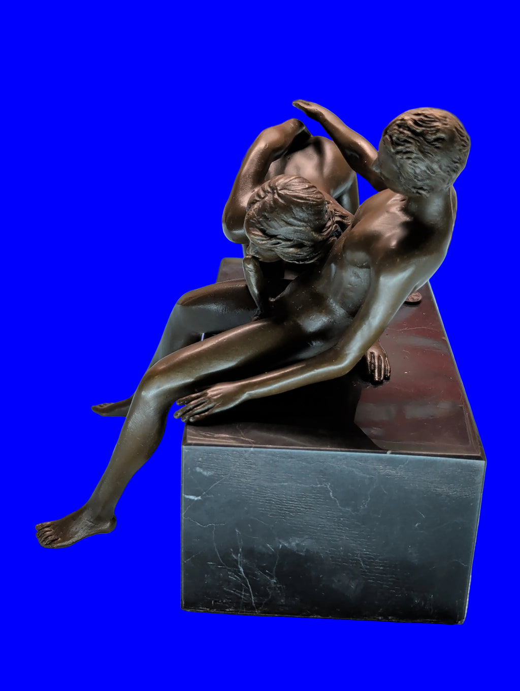 Moderne Bronzefigur Paar auf Marmorsockel – 18 x 17 cm, Liebhaberstück