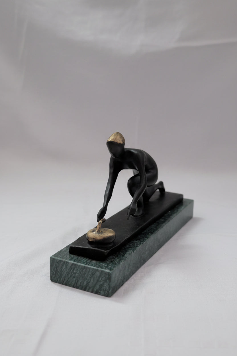 Bronzefigur Curling-Spielerin im Art Déco Stil – auf Marmorsockel, Sammlerstück Schweiz