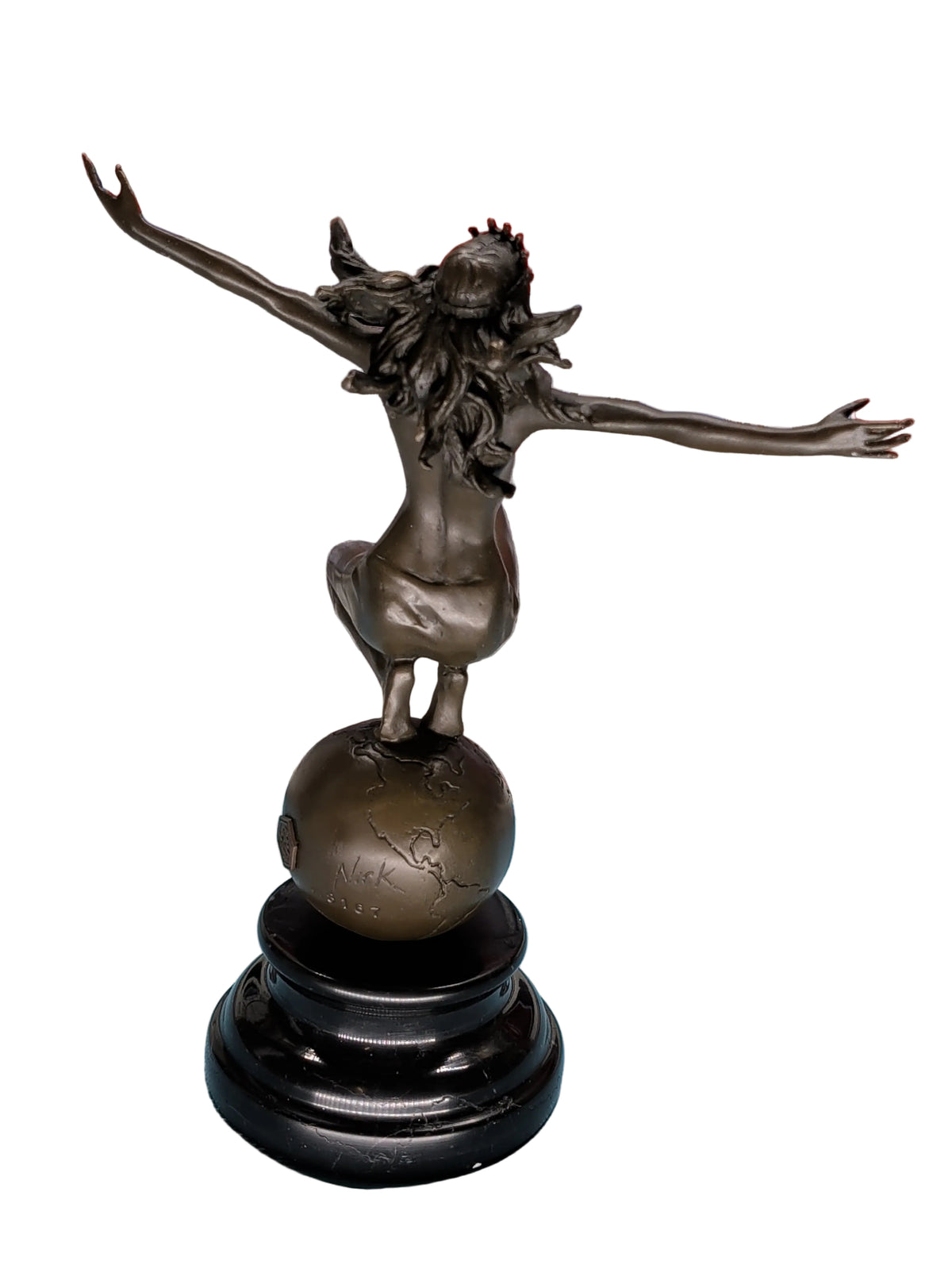 Moderne Bronzefigur Erdgöttin auf Weltkugel – Signiert, Gemarkt, 100% Bronze, 26 cm