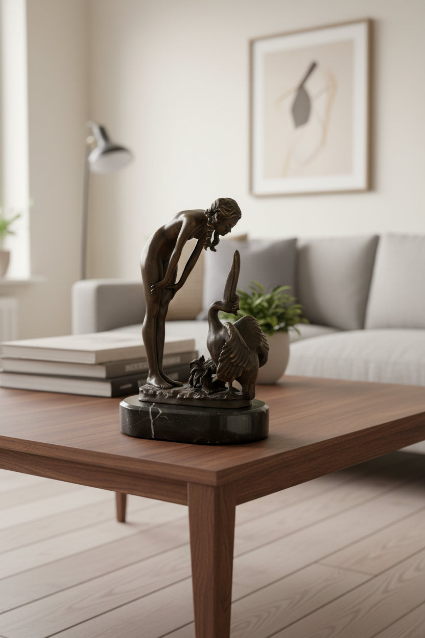 Bronzefigur Lady mit Storch spielend – Elegante Skulptur, Sammlerstück