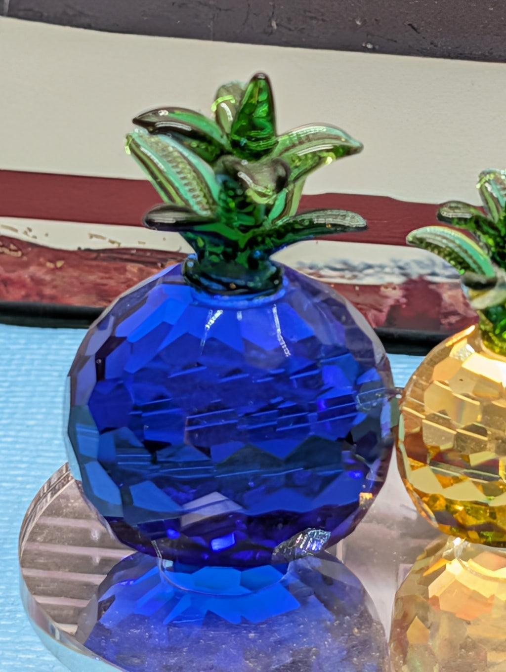 Farbige Glas-Ananas Figur – Dekoratives Kunstobjekt, Liebhaberstück