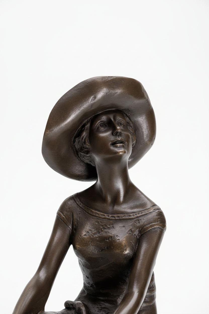 Moderne Bronzefigur Lady mit Hut auf Barstuhl – Hochwertige Bronze, 28 cm