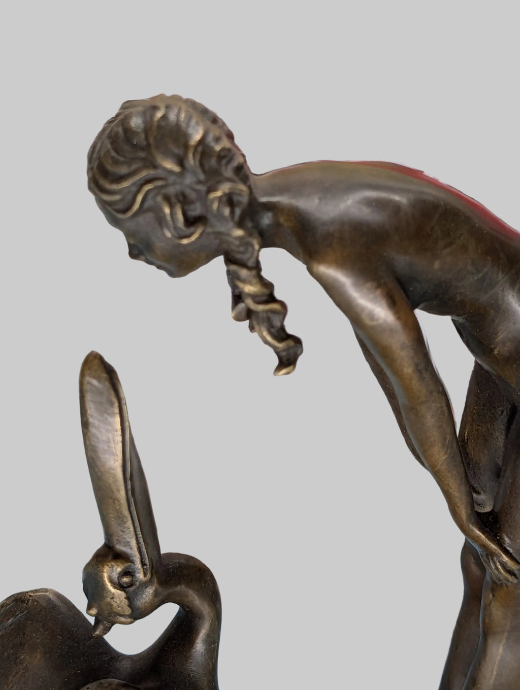 Bronzefigur Lady mit Storch spielend – Elegante Skulptur, Sammlerstück