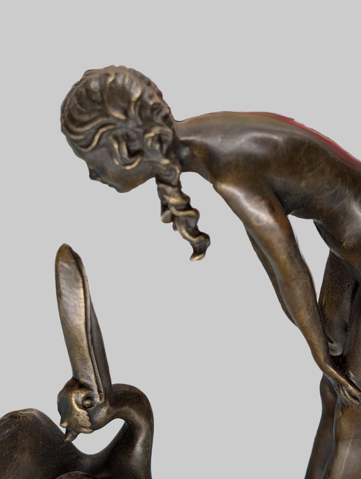 Bronzefigur Lady mit Storch spielend – Elegante Skulptur, Sammlerstück