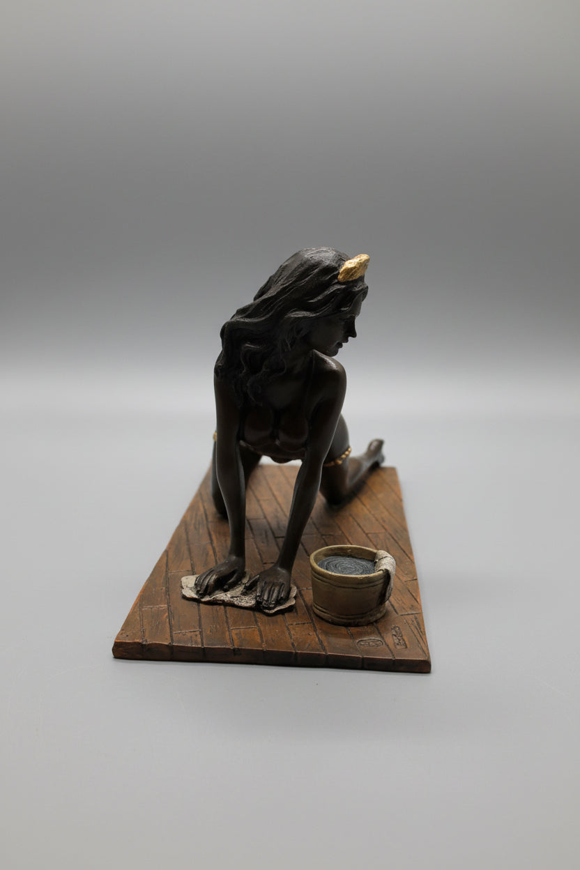 Moderne Wiener Bronzefigur Dame kniend – Gemarkt, Sehr detailreich, 21 cm