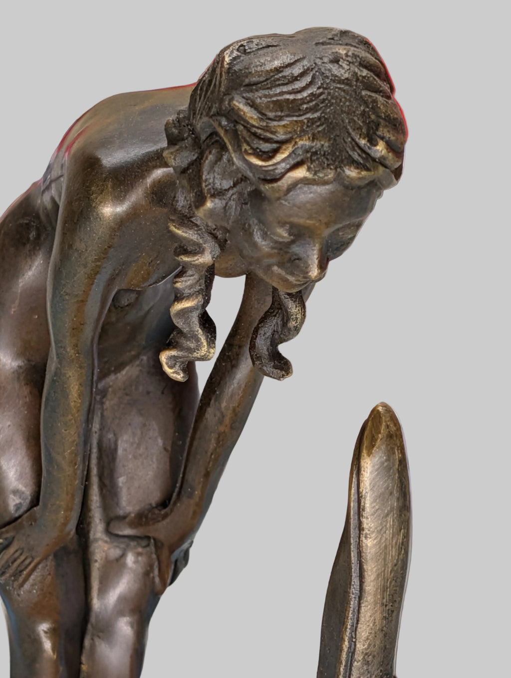 Bronzefigur Lady mit Storch spielend – Elegante Skulptur, Sammlerstück