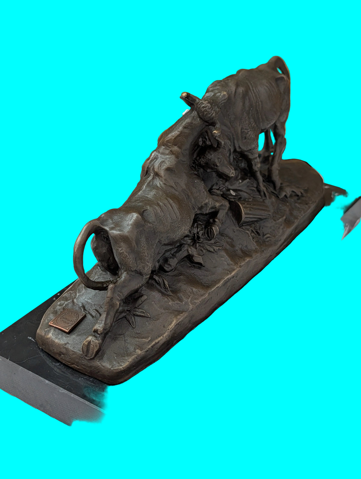 Bronzefiguren Kämpfende Tiere auf Marmorsockel – Sammlerstück