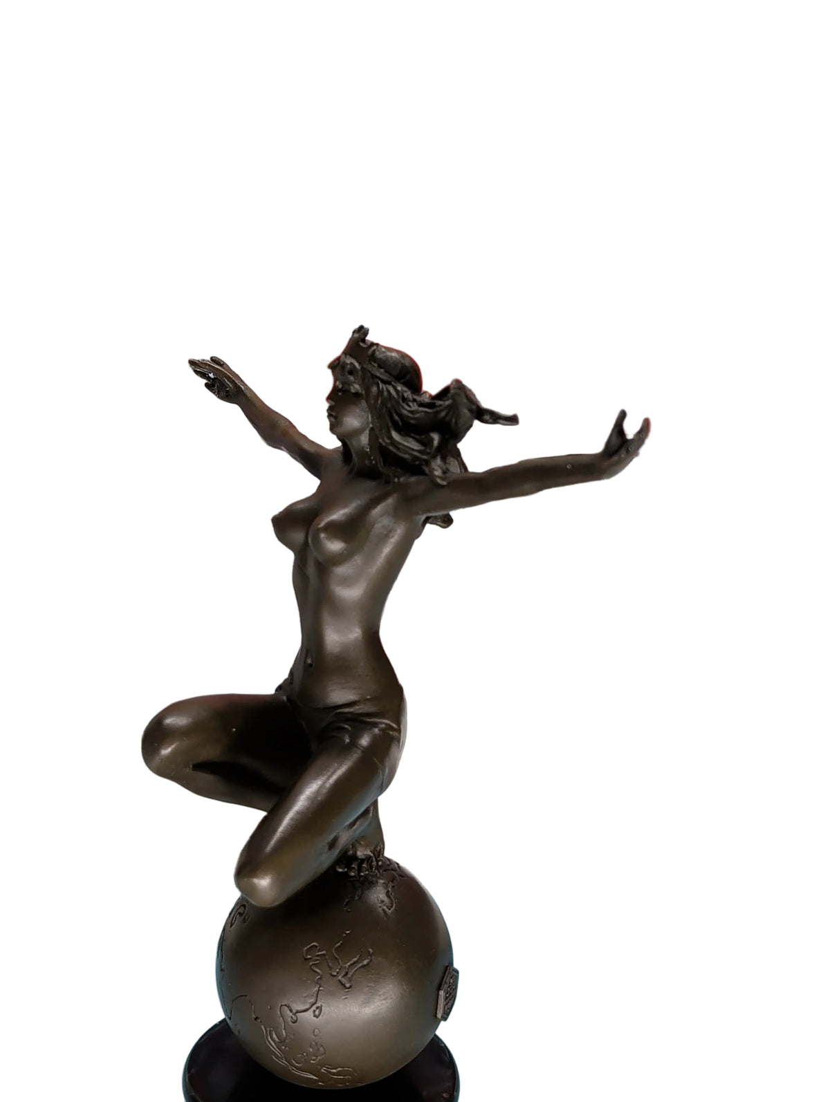 Moderne Bronzefigur Erdgöttin auf Weltkugel – Signiert, Gemarkt, 100% Bronze, 26 cm