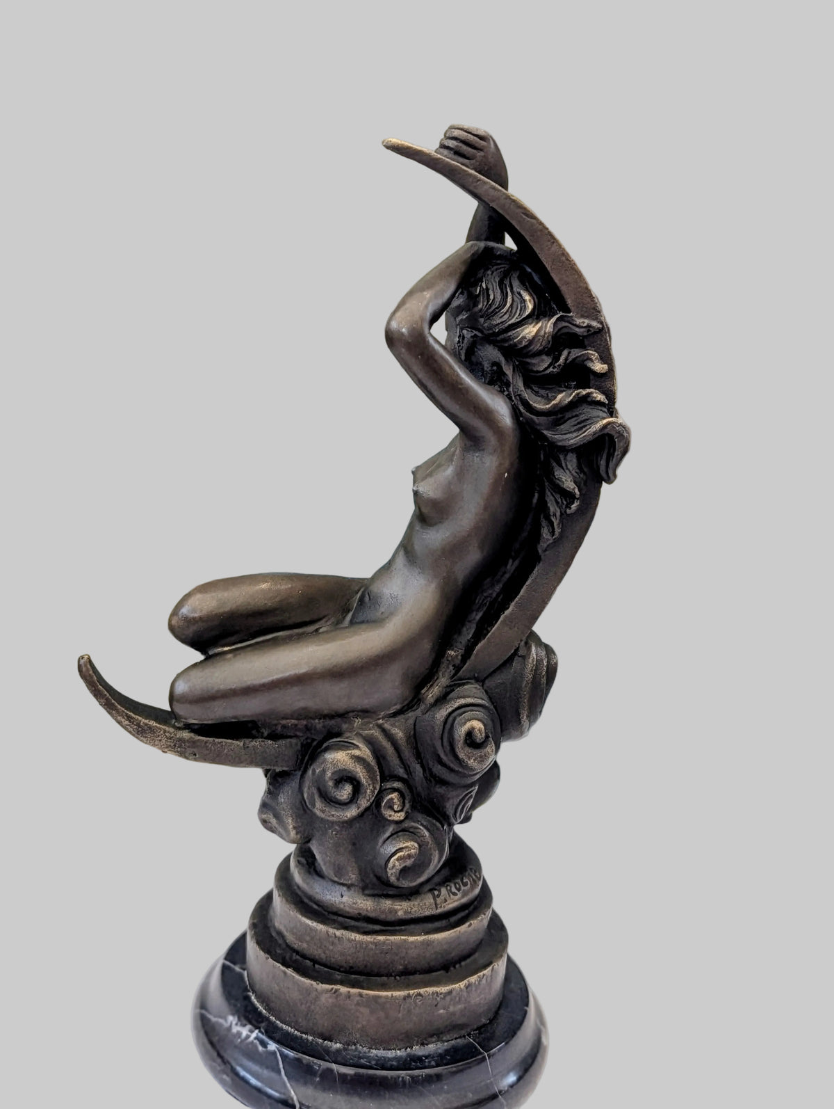 Figurine en bronze Femme sur la lune – 33 cm de haut, Sculpture décorative