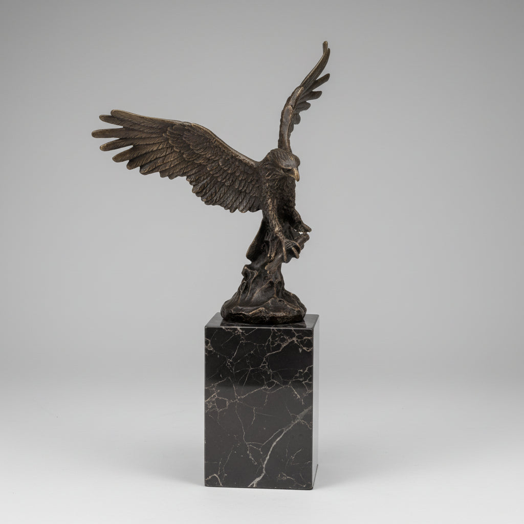 Moderne Bronzeskulptur Adler auf Marmorsockel – König der Berge, 100% Bronze, 36 cm