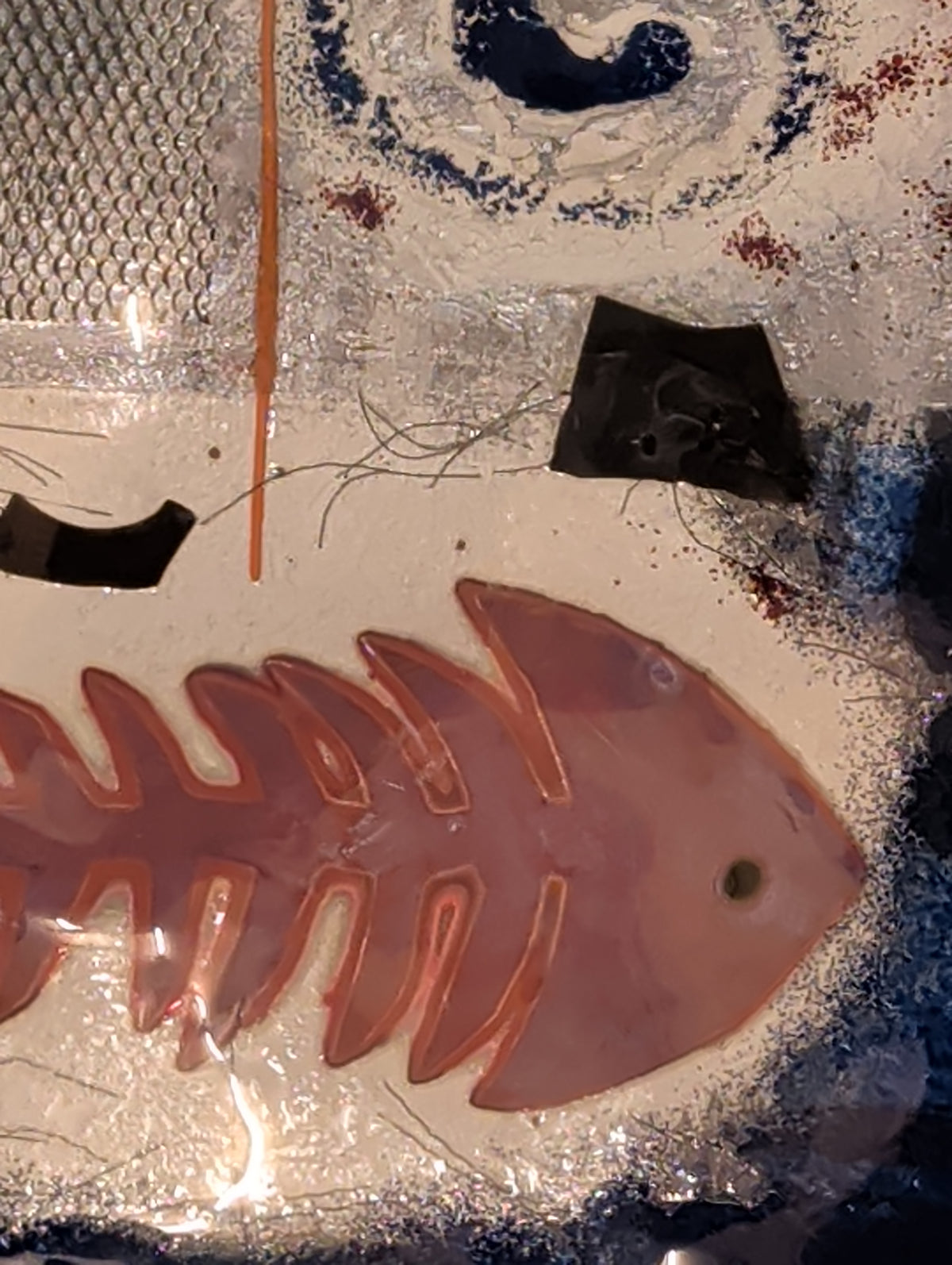 Antike Keramikschale mit Fischbemalung – 24 x 24 cm