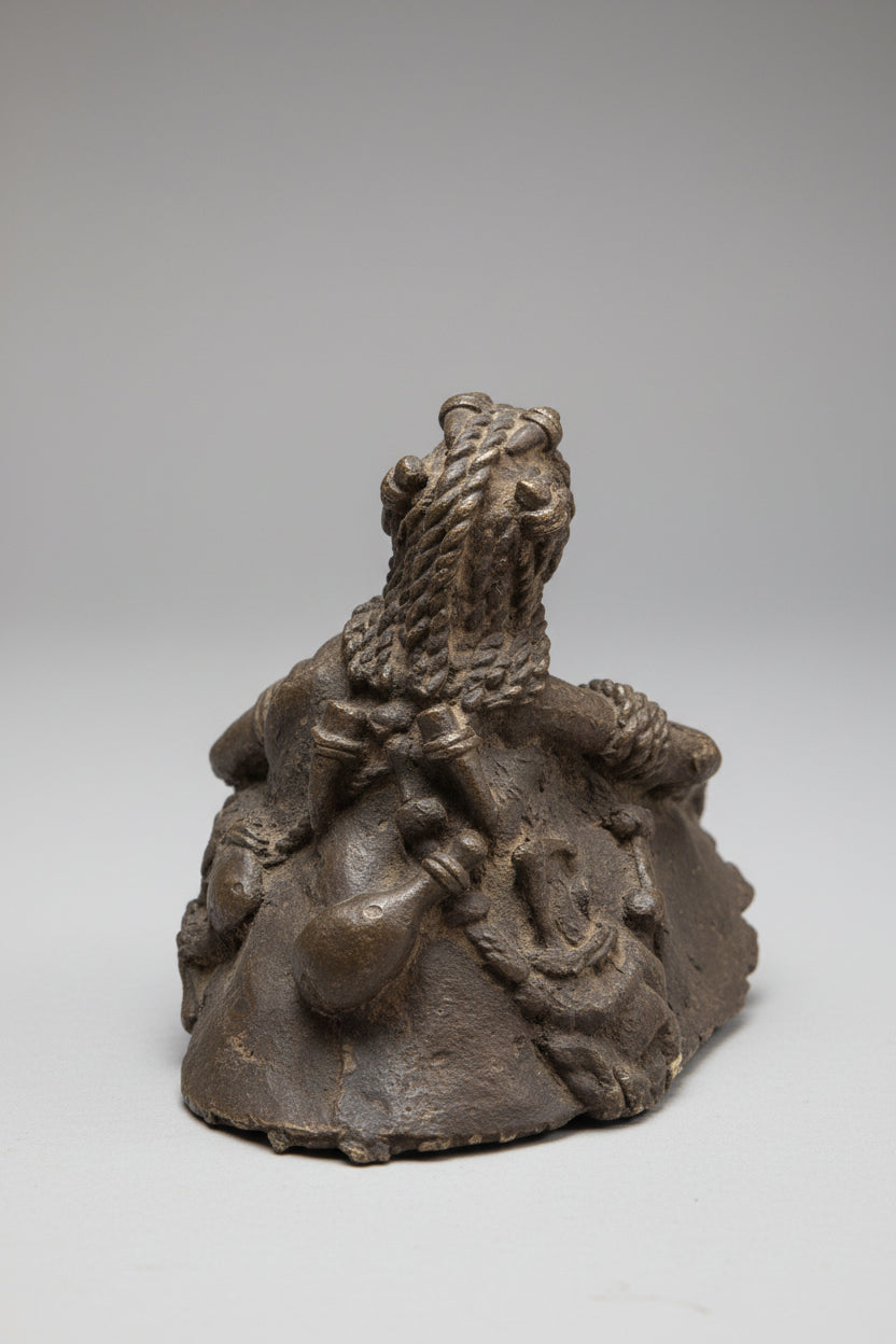 STATUETTE ANTIQUE EN BRONZE OU MÉTAL D'UNE DIVINITÉ MASCULINE ASSISE