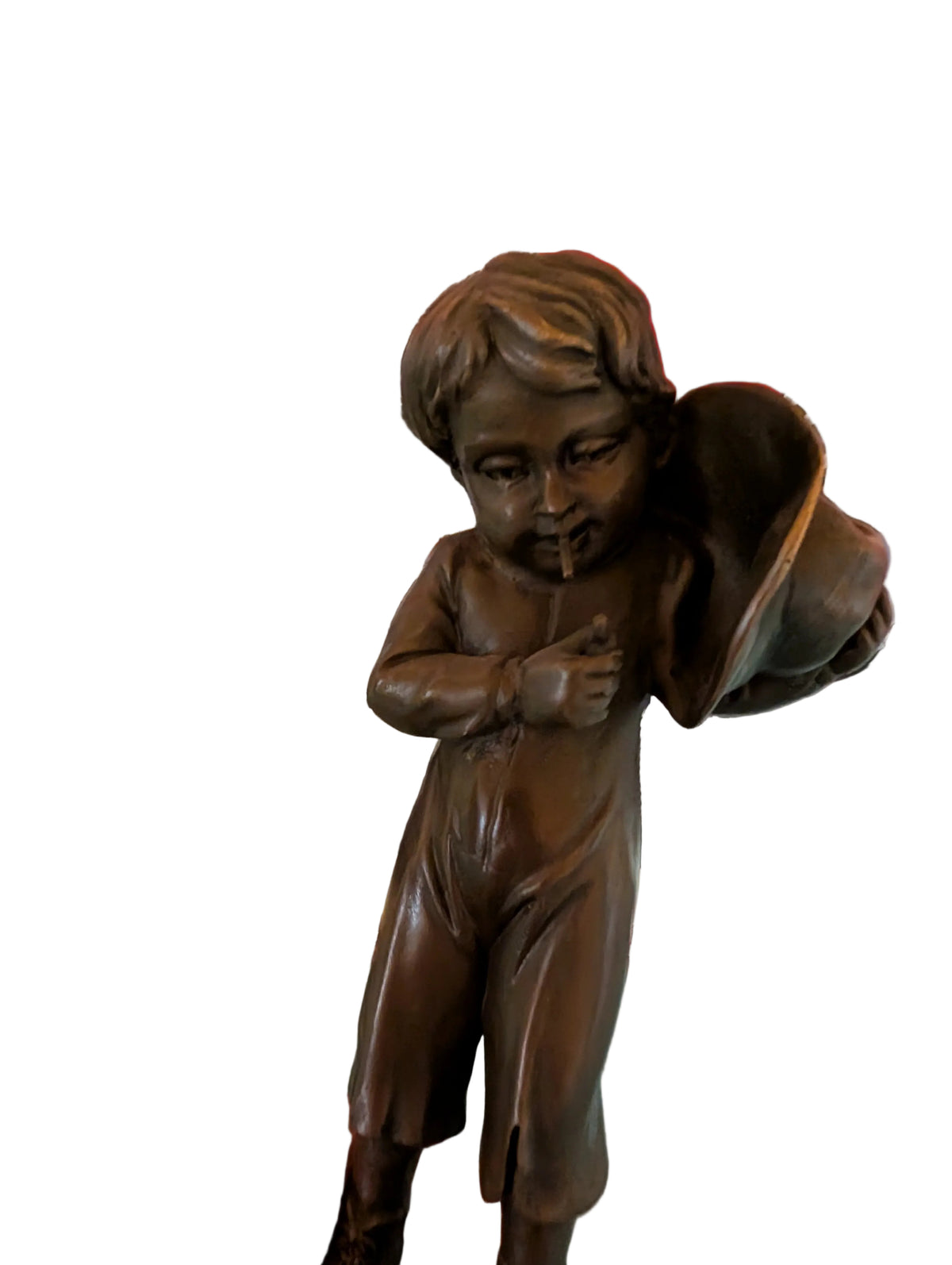 BRONZE STATUETTE D'UN JEUNE HOMME AU CHAPEAU ET À LA CIGARETTE SUR SOCLE EN MARBRE