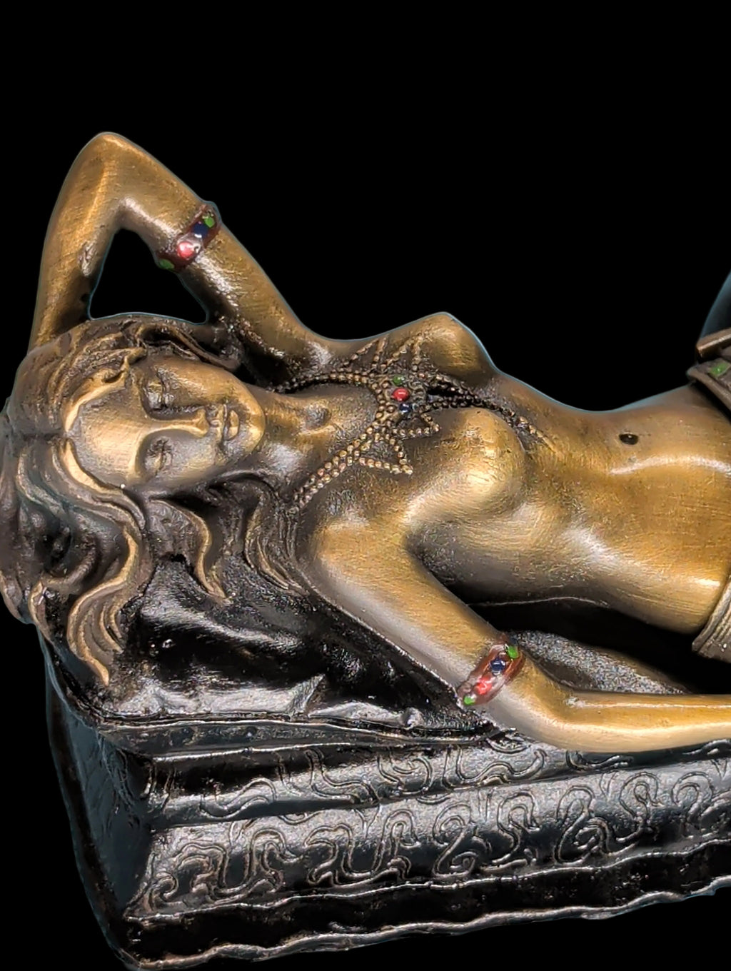 Moderne Wiener Bronzefigur Paar – Mann schützt Partnerin, Aufklappbares Kleid