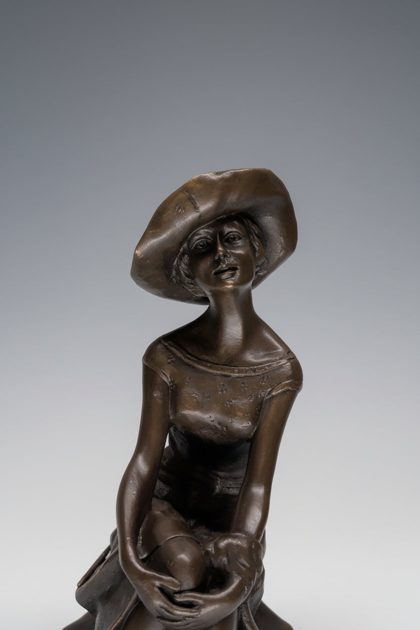 Moderne Bronzefigur Lady mit Hut auf Barstuhl – Hochwertige Bronze, 28 cm