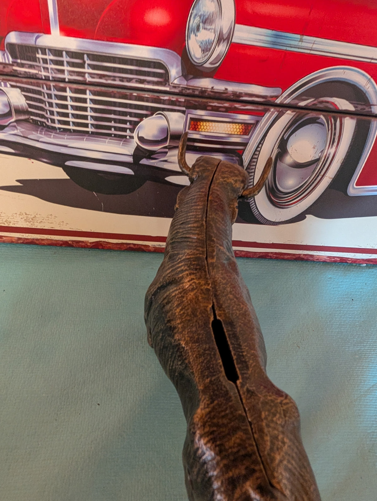 BRONZE STATUETTE D'UN JEUNE HOMME AU CHAPEAU ET À LA CIGARETTE SUR SOCLE EN MARBRE