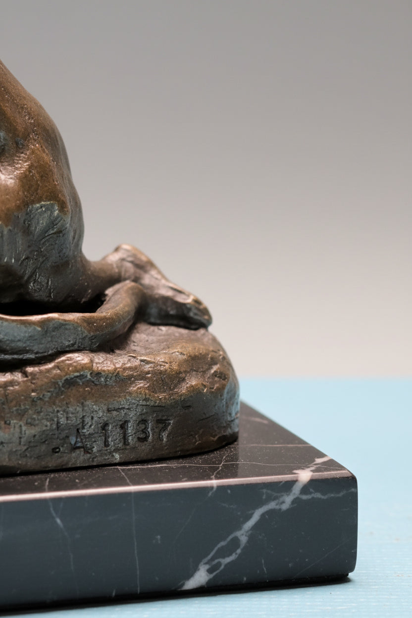 Moderne Bronzefigur Windhund auf Marmorsockel – Sammler Stück