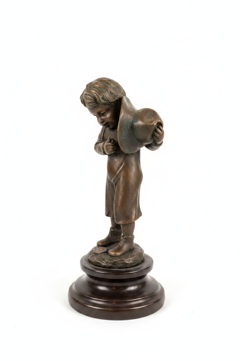 BRONZE STATUETTE D'UN JEUNE HOMME AU CHAPEAU ET À LA CIGARETTE SUR SOCLE EN MARBRE