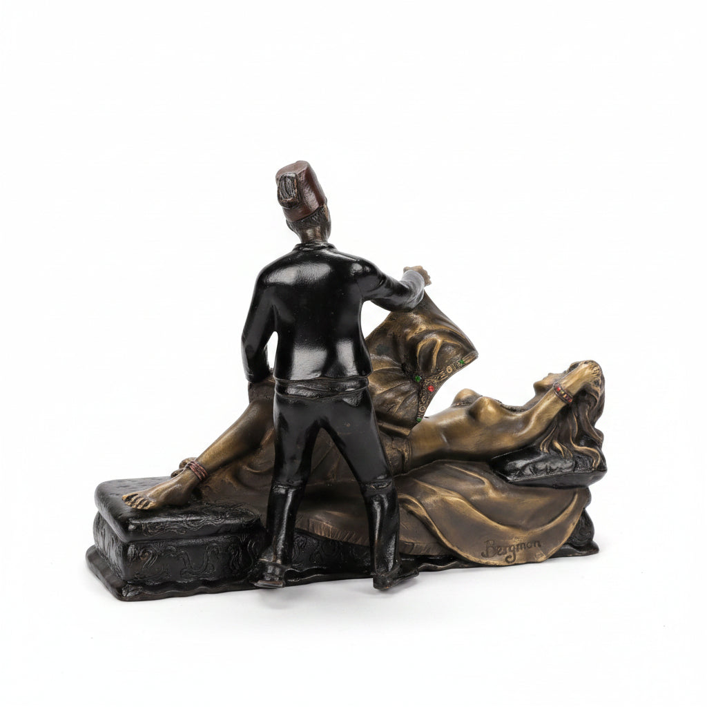 Moderne Wiener Bronzefigur Paar – Mann schützt Partnerin, Aufklappbares Kleid