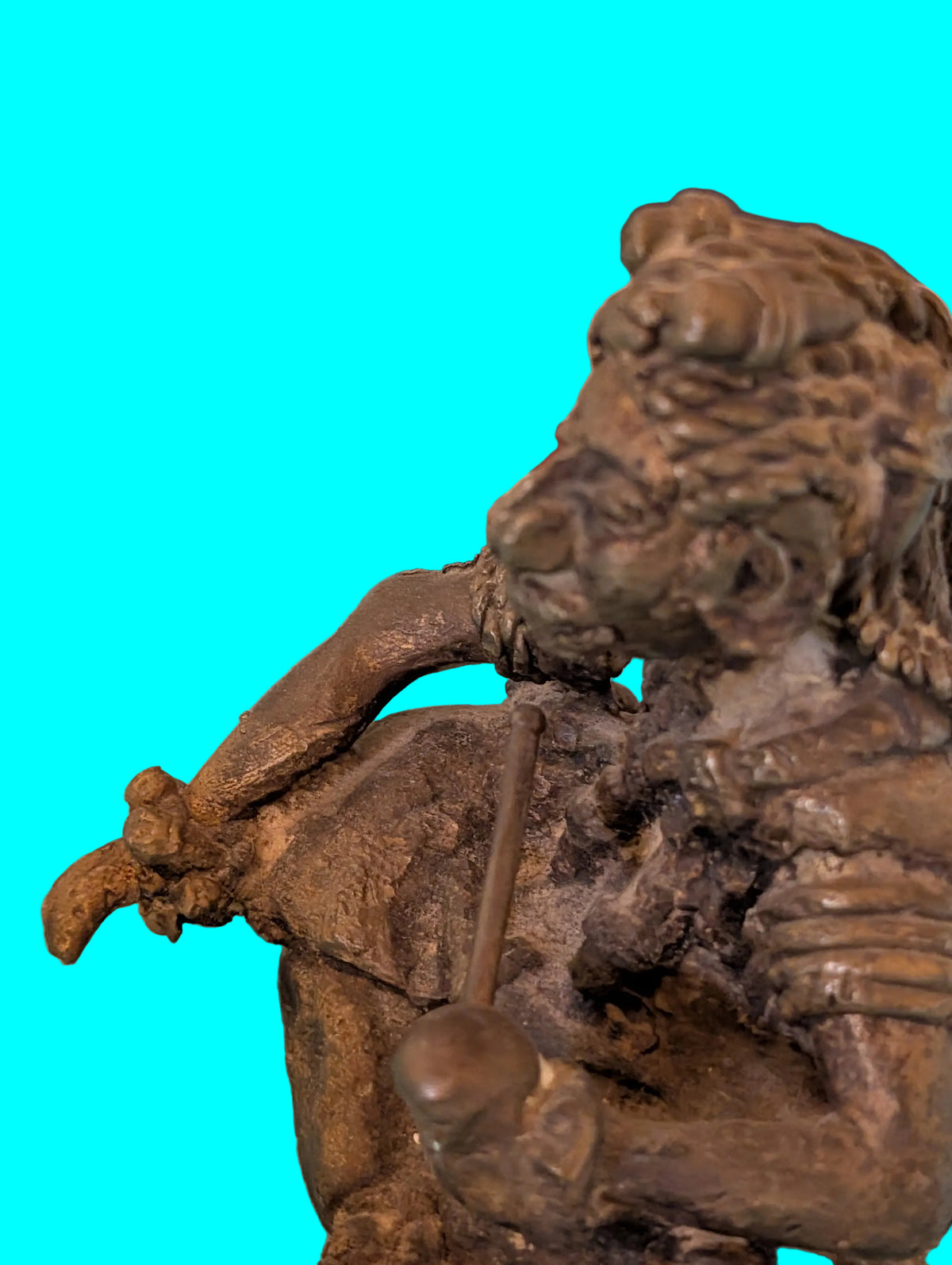 STATUETTE ANTIQUE EN BRONZE OU MÉTAL D'UNE DIVINITÉ MASCULINE ASSISE