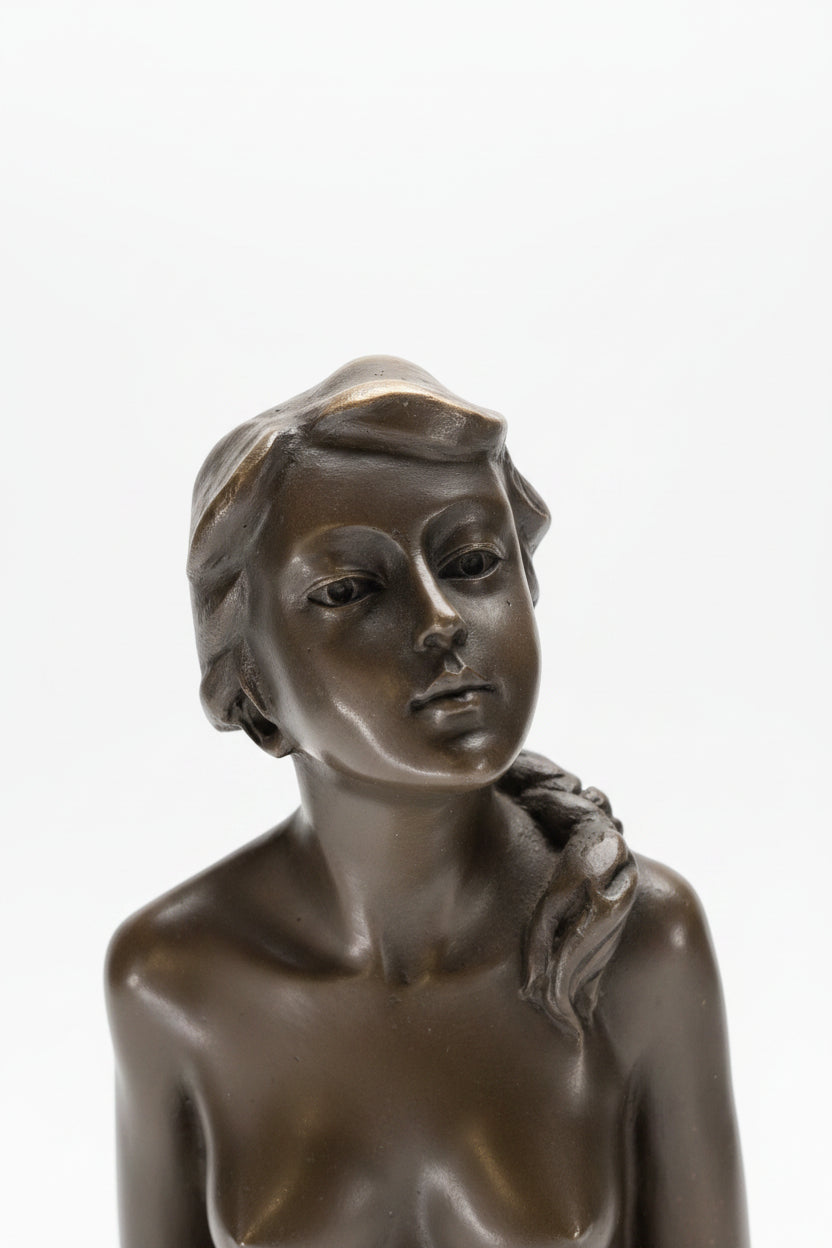 Moderne Bronzefigur Dame auf rundem Marmorsockel – Signiert, 100% Bronze, 21 cm