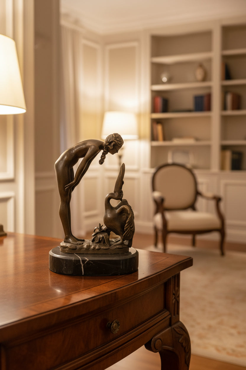 Bronzefigur Lady mit Storch spielend – Elegante Skulptur, Sammlerstück