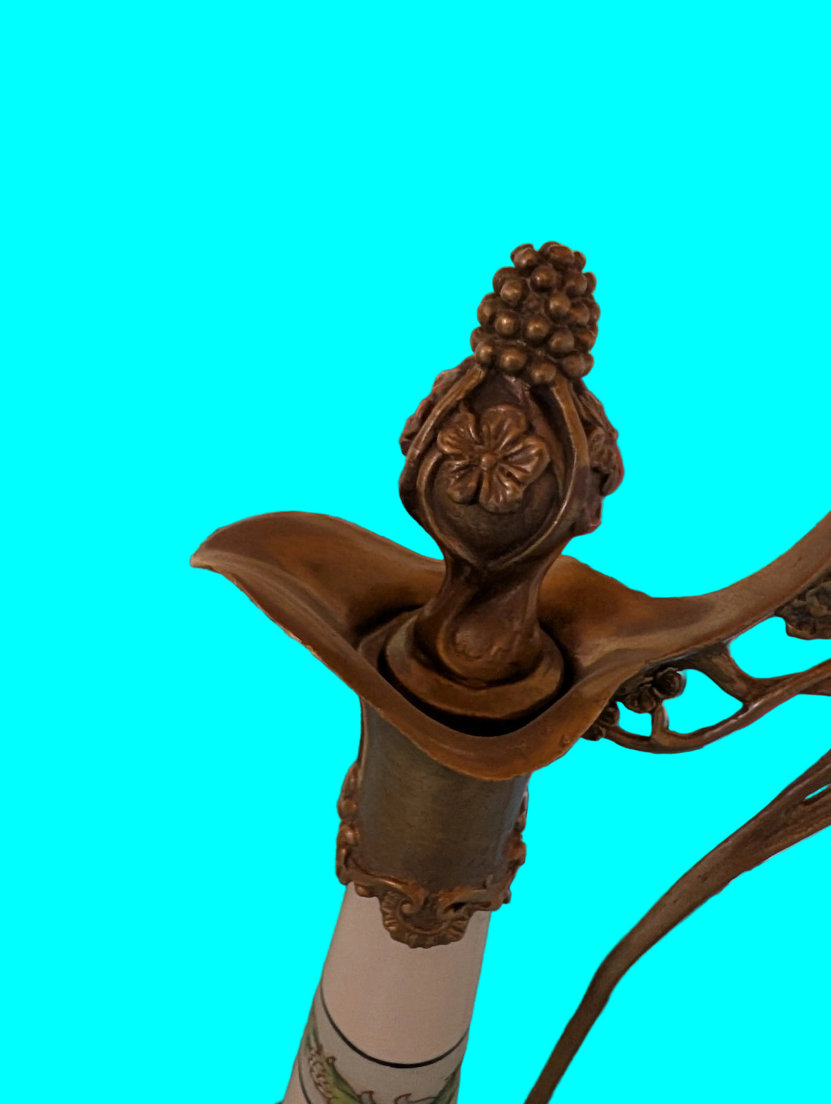 Jugendstil Kanne aus Bronze und Porzellan mit Iris und Landmuster