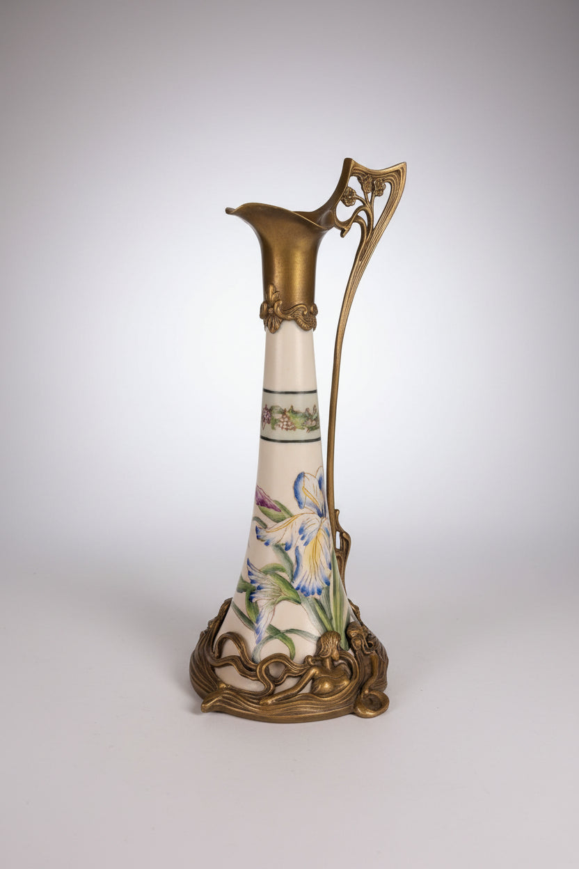 Jugendstil Kanne aus Bronze und Porzellan mit Iris und Landmuster