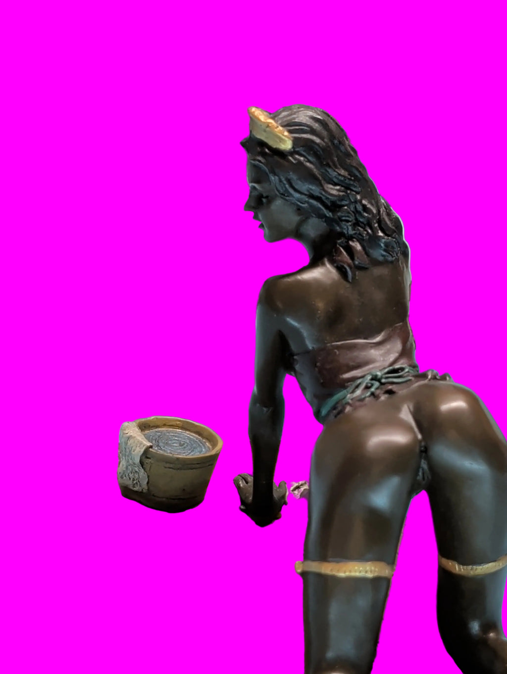 Moderne Wiener Bronzefigur Dame kniend – Gemarkt, Sehr detailreich, 21 cm