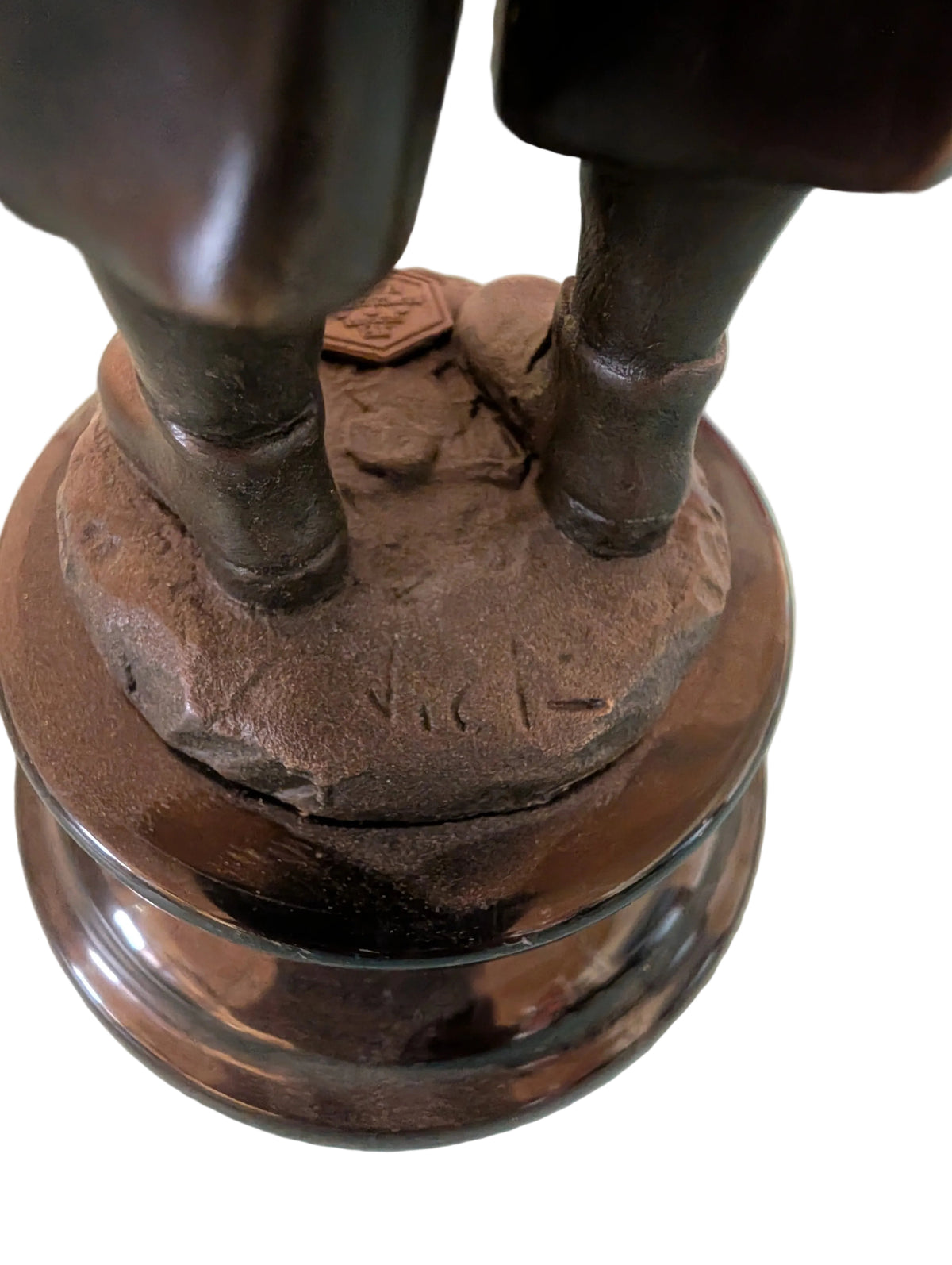 BRONZE STATUETTE D'UN JEUNE HOMME AU CHAPEAU ET À LA CIGARETTE SUR SOCLE EN MARBRE