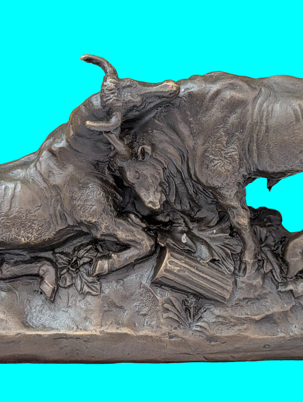 Bronzefiguren Kämpfende Tiere auf Marmorsockel – Sammlerstück