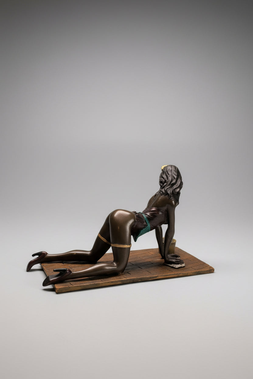 Moderne Wiener Bronzefigur Dame kniend – Gemarkt, Sehr detailreich, 21 cm