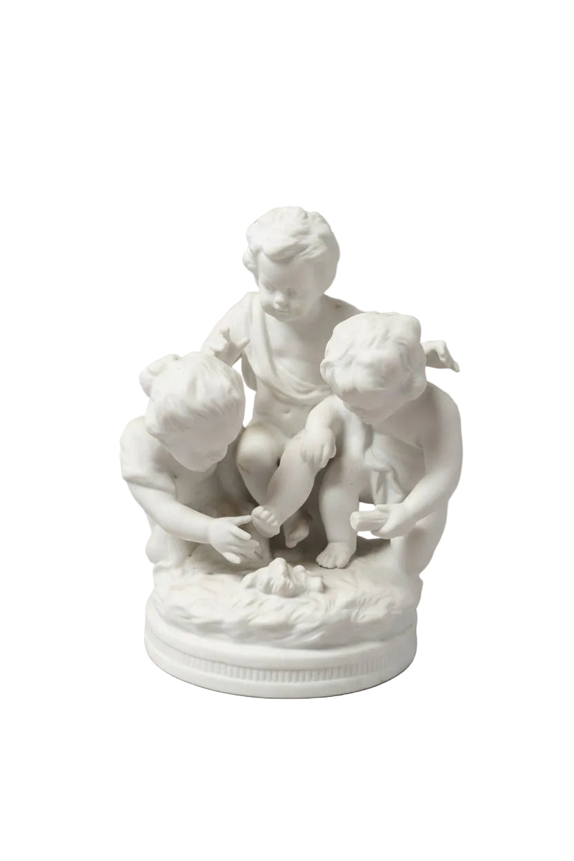 Porzellan Bisquit Figurengruppe – Drei Spielende Putten – Gemarkt 8833/12