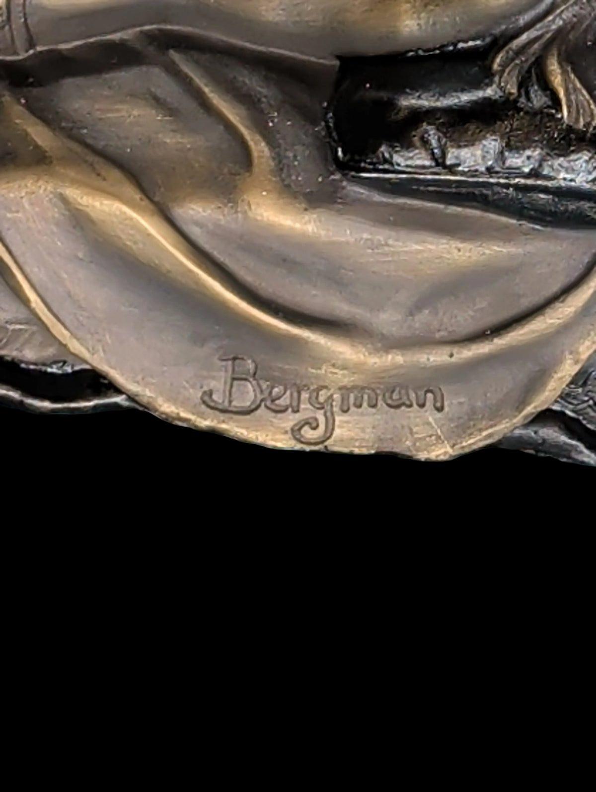 Moderne Wiener Bronzefigur Paar – Mann schützt Partnerin, Aufklappbares Kleid