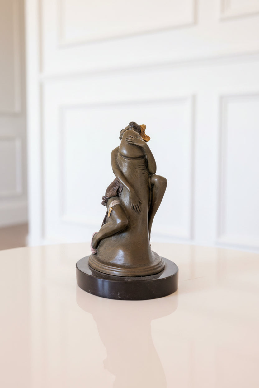 SUPERBE SCULPTURE ÉROTIQUE EN BRONZE D'UNE FEMME ÉTREIGNANT UN PHALLUS