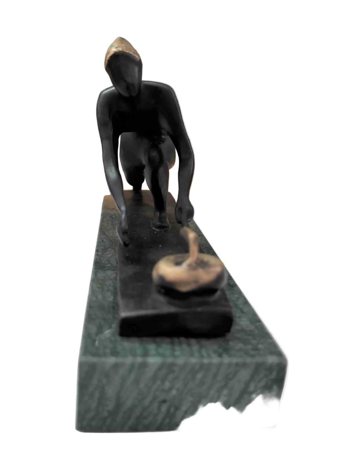 Bronzefigur Curling-Spielerin im Art Déco Stil – auf Marmorsockel, Sammlerstück Schweiz