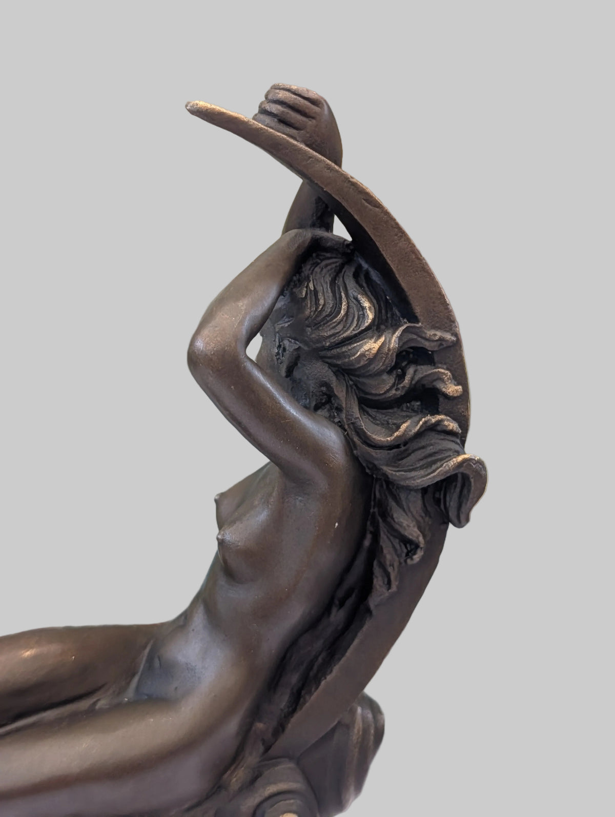 Figurine en bronze Femme sur la lune – 33 cm de haut, Sculpture décorative