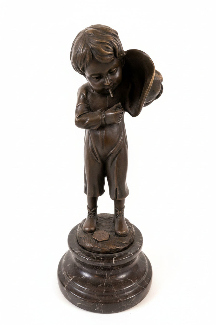 BRONZE STATUETTE D'UN JEUNE HOMME AU CHAPEAU ET À LA CIGARETTE SUR SOCLE EN MARBRE