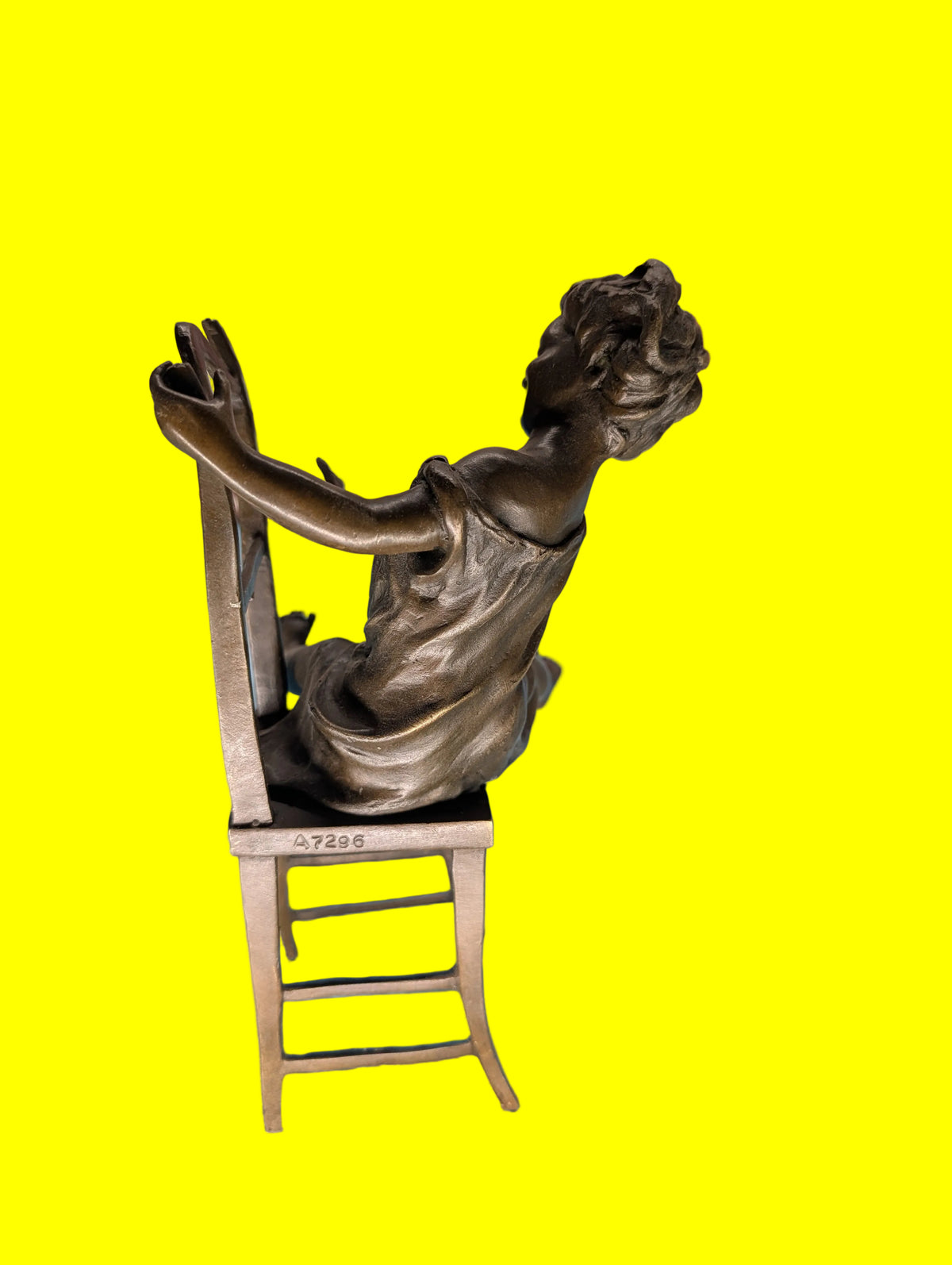 Bronze Figur Mädchen auf Stuhl – Feine Bronzeskulptur, Sammlerobjekt